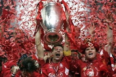 Steven Gerrard nâng cúp vô địch UEFA Champions League 2005. (Nguồn: PA)