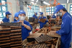 Dây chuyền sản xuất đồ gỗ xuất khẩu. (Ảnh : Danh Lam/TTXVN)