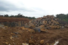 Khai thác đá trái phép tại khu vực tiếp giáp với thác Cột Đá. (Ảnh: Hưng Thịnh/TTXVN)