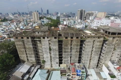 Chung cư 727 Trần Hưng Đạo (quận 5) hư hỏng, xuống cấp nặng. (Ảnh: Hoàng Hải/TTXVN)