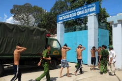 Lực lượng chức năng đã tìm được một số học viên bỏ trốn đưa về trại tập trung. (Ảnh: Đoàn Mạnh Dương/TTXVN)