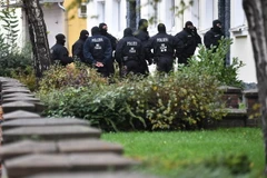 Cảnh sát Đức lục soát một ngôi nhà trong chiến dịch bắt giữ các đối tượng tình nghi hỗ trợ IS tại Hildesheim. (Nguồn: EPA/TTXVN)