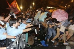 Cảnh sát Hong Kong xịt hơi cay vào người biểu tình. (Nguồn: scmp.com)