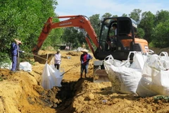 Cất bốc chất thải của Formosa Hà Tĩnh. (Ảnh: Phan Quân/TTXVN)