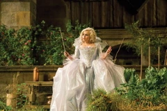 Nữ diễn viên Helena Bonham Carter với tạo hình bà tiên trong phim "Cinderella." Thiết kế phục trang được thực hiện bởi nhà thiết kế Sandy Powell.