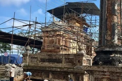 Trùng tu Bia Quốc học Huế. (Ảnh: Quốc Việt/Vietnam+)