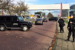 Cảnh sát Hà Lan rà soát an ninh khu vực sân bay Rotterdam. (Nguồn: dutchnews.nl)