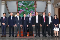 Chủ tịch Ủy ban Nhân dân TP.Hồ Chí Minh Nguyễn Thành Phong tiếp Phó Chủ tịch JICA Shinya Ejima. (Ảnh: Thanh Vũ/TTXVN)