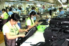 Công nhân sản xuất túi xách xuất khẩu tại Bình Dương. (Ảnh: Dương Chí Tưởng/TTXVN)