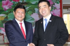 Phó Chủ tịch UBND Thành phố Hồ Chí Minh Huỳnh Cách Mạng tiếp Thống đốc tỉnh Shiga Taizo Mikazuki. (Ảnh: Thanh Vũ/TTXVN)