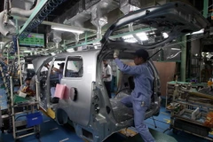 Lắp ráp ôtô tại nhà máy ôtô Toyota Phúc Yên. (Ảnh: Trần Việt/TTXVN)