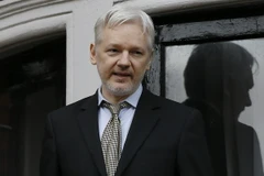 Người sáng lập WikiLeaks Julian Assange phát biểu với báo giới tại Đại sứ quán Ecuador ở London, Anh ngày 2/5. (Nguồn: AP/TTXVN)