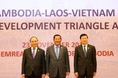 Thủ tướng Nguyễn Xuân Phúc (trái), Thủ tướng Campuchia Samdech Hun Sen (giữa) và Thủ tướng Lào Thongloun Sisoulith (phải) chụp ảnh chung tại lễ khai mạc hội nghị. (Ảnh: Thống Nhất/TTXVN)