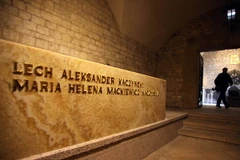 Mộ cố Tổng thống Lech Kaczynski và vợ của ông tại hầm mộ của lâu đài Wawel ở Krakow, Ba Lan. (Nguồn: AFP/TTXVN)