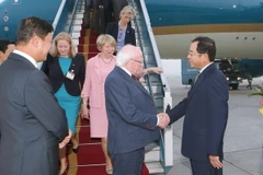 Bộ trưởng, Chủ nhiệm Văn phòng Chủ tịch nước Đào Việt Trung đón Tổng thống Ireland và Phu nhân. (Ảnh: Doãn Tấn/TTXVN) 