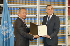 Đại sứ Nhật Bản tại Liên hợp quốc Hiroshi Minami (trái) đệ trình văn kiện phê chuẩn Hiệp định Paris về chống biến đổi khí hậu. (Nguồn: Kyodo/TTXVN)