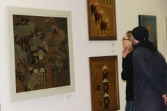 Khách thăm Triển lãm Tranh sơn mài Việt Nam. (Ảnh:Mạnh Hùng/​Vietnam+)