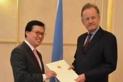 Đại sứ đặc mệnh toàn quyền Dương Chí Dũng (trái) trình Quốc thư lên Tổng Giám đốc Văn phòng Liên hợp quốc tại Geneva Michael Moller. (Ảnh: Hoàng Hoa/TTXVN)