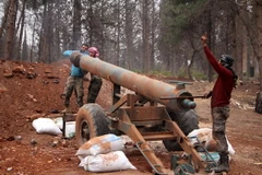 Lực lượng nổi dậy thuộc Lữ đoàn Jaish al-Fatah chuẩn bị nã pháo vào các vị trí quân đội Chính phủ Syria ở phía Tây Aleppo. (Nguồn: AFP/TTXVN)