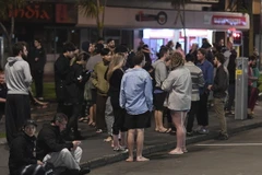 Người dân đổ ra đường do lo ngại dư chấn sau trận động đất ở Wellington, New Zealand sáng 14/11. (Nguồn: AP/TTXVN)