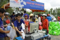 Saigon Co.op tổ chức chương trình Hàng Việt về nông thôn tại tỉnh Long An. (Ảnh: Thanh Vũ/TTXVN)