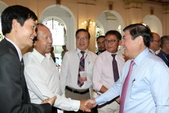 Chủ tịch UBND TP.Hồ Chí Minh Nguyễn Thành Phong gặp gỡ kiều bào Việt Nam. (Ảnh: Thanh Vũ/TTXVN)