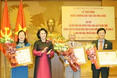 Chủ tịch Quốc hội Nguyễn Thị Kim Ngân trao Huân chương Độc lập hạng Nhất cho các đại biểu. (Ảnh: Trọng Đức/TTXVN)