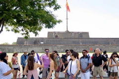 Khách tham quan hệ thống di tích Đại Nội, Huế trong tour du lịch "Huế, một điểm đến 5 di sản." (Ảnh: Quốc Việt/TTXVN)