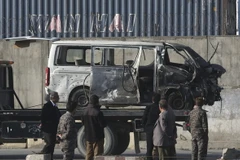 Lực lượng an ninh Afghanistan chuyển chiếc xe bị phá hủy sau vụ đánh bom ở Kabul. (Nguồn: AP/TTXVN)