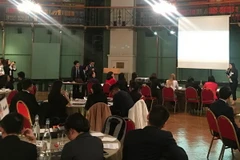 Sinh viên Việt Nam tại Anh tiếp cận nhà tuyển dụng tại cuộc thi "ICAEW - Chiến lược kinh doanh 2016." (Ảnh: Phương Chi/Vietnam+)