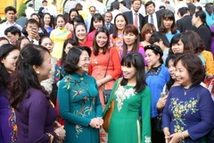 Phó Chủ tịch nước Đặng Thị Ngọc Thịnh với các đại biểu. (Ảnh: Phương Hoa/TTXVN)