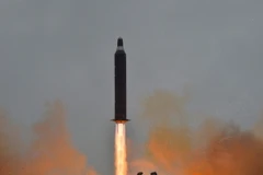 Tên lửa đạn đạo tầm trung Musudan được phóng từ một địa điểm bí mật ở Triều Tiên. (Nguồn: EPA/TTXVN)