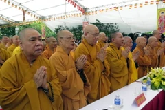 Cầu nguyện cho các nạn nhân tử vong do tai nạn giao thông năm 2015. (Ảnh: Văn Đạt/TTXVN)