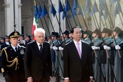 Tổng thống Italy Sergio Mattarella và Chủ tịch nước Trần Đại Quang duyệt đội danh dự. (Ảnh: Nhan Sáng/TTXVN)