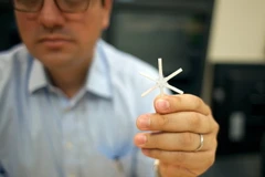 Loại thuốc hoạt động lâu dài có hình ngôi sao gồm sáu cánh. (Nguồn: mit.edu)