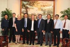 Lãnh đạo Trường Trường West College Scotland và Trường Cao đẳng nghề Lilama 2 chụp hình lưu niệm với lãnh đạo tỉnh Đồng Nai. (Ảnh: Sỹ Tuyên/TTXVN)