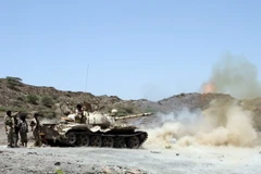 Lực lượng ủng hộ Chính phủ Yemen trong cuộc giao tranh với lực lượng Houthi tại Sharija, khu vực giáp ranh giữa tỉnh Taez và Lahj. (Nguồn: AFP/TTXVN)