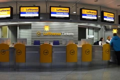 Cảnh vắng vẻ tại quầy làm thủ tục của hãng hàng không Lufthansa tại sân bay Franz-Josef-Strauss ở Munich, Đức. (Nguồn: AFP/TTXVN)