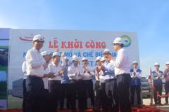 Các đại biểu dự Lễ khởi công nhà máy. (Ảnh: Khiếu Tư/TTXVN)