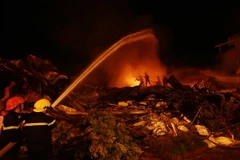 Lực lượng Phòng cháy chữa cháy tỉnh Hưng Yên chữa cháy. (Ảnh: Phạm Kiên/TTXVN)