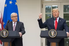 Tổng thống Mỹ Donald Trump (phải) và Chủ tịch Ủy ban châu Âu (EC) Jean - Claude Juncker (trái) tại cuộc gặp ở Washington, DC. (Ảnh: EFE/ TTXVN)