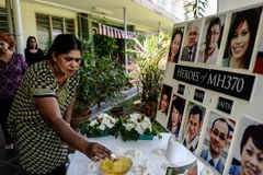 Cầu nguyện cho các hành khách trên chuyến bay xấu số MH370 tại Petaling Jaya, Malaysia ngày 8/3/2016. (Nguồn: AFP/TTXVN)