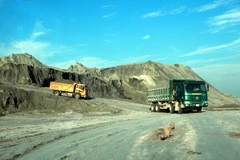 Các phương tiện tham gia san lấp, giảm độ cao của núi chất thải tại nhà máy DAP Đình Vũ năm 2016. (Ảnh: Lâm Khánh/TTXVN)