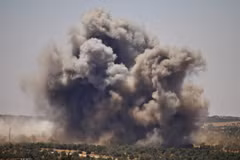 Khói bốc lên sau các cuộc không kích của quân đội chính phủ Syria nhằm vào các mục tiêu của lực lượng nổi dậy ở Daraa ngày 26/6. (Ảnh: AFP/TTXVN)