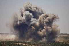 Khói bốc lên sau các cuộc không kích của quân đội chính phủ Syria nhằm vào các mục tiêu của lực lượng nổi dậy ở Daraa ngày 26/6. (Ảnh: AFP/TTXVN)