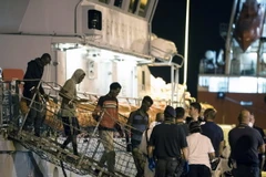 Người di cư tới cảng Pozzallo, Sicily, Italy sau khi được cứu trên biển ngày 16/7. (Nguồn: EPA/ TTXVN)