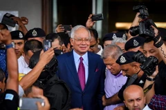 Thủ tướng Malaysia Najib Razak (giữa) sau phiên tòa ở Kuala Lumpur ngày 4/7. Ảnh: (Nguồn: THX/TTXVN)