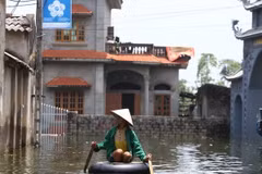 Hơn 800 hộ dân xã Nam Phương Tiến (Chương Mỹ) vẫn ngập trong nước lũ (ảnh chụp sáng 31/7). (Ảnh: Minh Quyết/TTXVN)