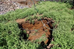 Nhiều hố caster nhỏ có diện tích gần 10m2 xuất hiện tại vườn nhà ông Vàng A Nhà, bản Sùng Chô, xã Nậm Loỏng. (Ảnh: Quý Trung/TTXVN)