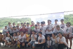 Đội bóng nam Đại học quốc gia Chungbuk đoạt cúp. (Nguồn: Vietnam+)